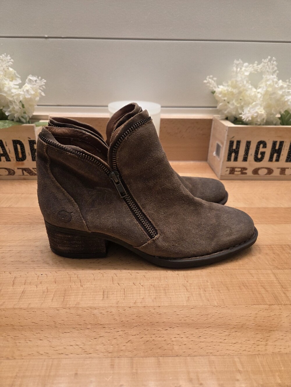 Børn Montoro II Ankle Bootie Distressed Taupe Suede Women's Size 8